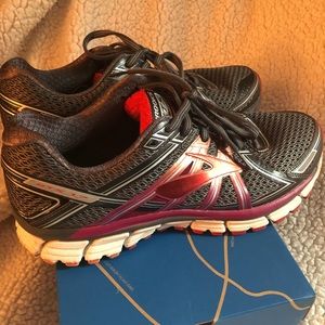 Brooks Adrenaline 17 women’s size 11 shoes